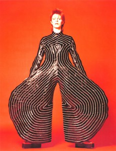 デビッド・ボウイ ステージ衣装 Kabuki（1973年） 所蔵/デビッド・ボウイ  1973年初のワールドツアーのため、デビッド・ボウイ 本人から 直々の依頼を受け、制作された衣裳。  (C)MASAYOSHI SUKITA