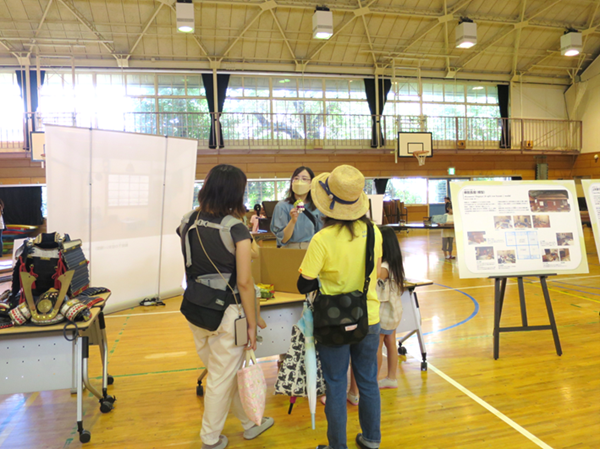 学芸員に質問をする親子