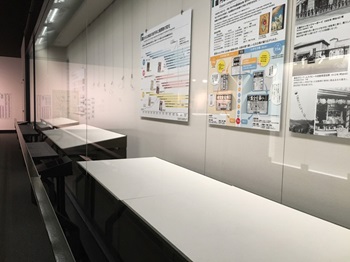 空の展示ケースの画像